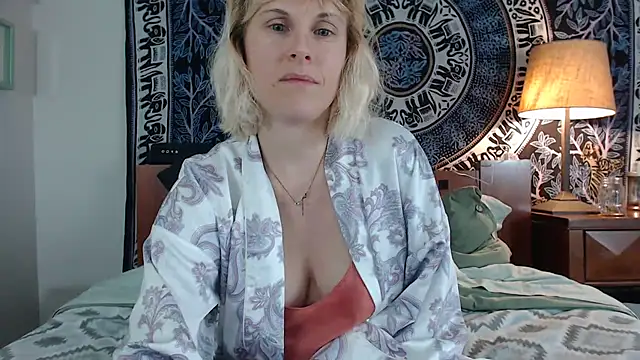 Cutikatxoxo online show from 13, 2, 2025