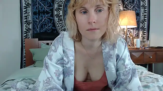 Cutikatxoxo online show from 26, 2, 2025