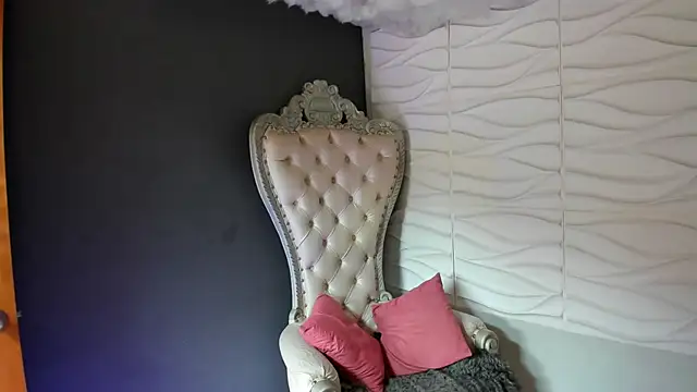 Layla 707 online show from 10, 4, 2026