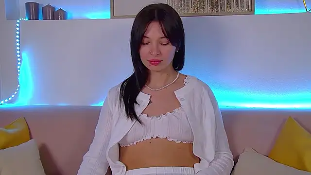 AlexandraBloom online show from 6, 3, 2025