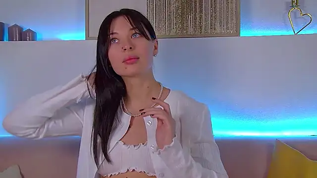 AlexandraBloom online show from 7, 3, 2025