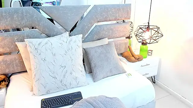 Slut Milf  online show from 17, 7, 2026
