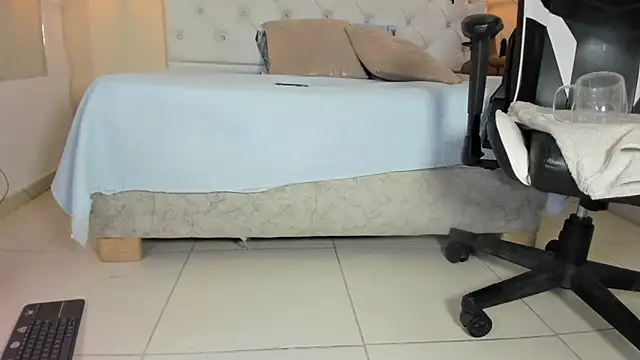 Snapshot of Slut_Milf_ chatting on 1, 3, 2025 Slut Milf online show from 1, 3, 2025