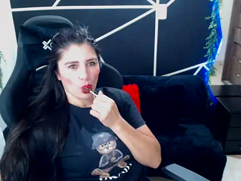 LUCY LI online show from 18, 11, 2025