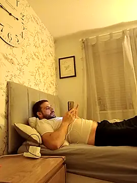 Snapshot of curiously-bi37 chatting on 4, 10, 2025 curiously-bi37 online show from 4, 10, 2025