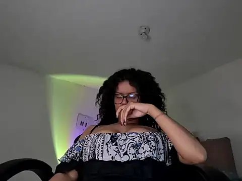 Snapshot of Ale_xandra chatting on 19, 10, 2025 Ale xandra online show from 19, 10, 2025