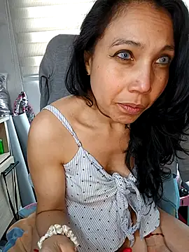 KimPielCanela online show from 25, 10, 2025