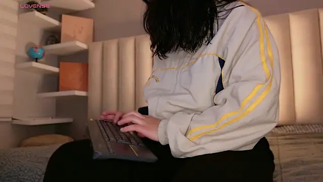 Megan mooree  online show from 28, 4, 2026