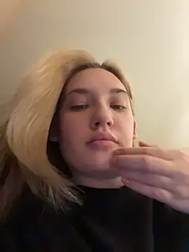 Holly Molii online show from 3, 6, 2026