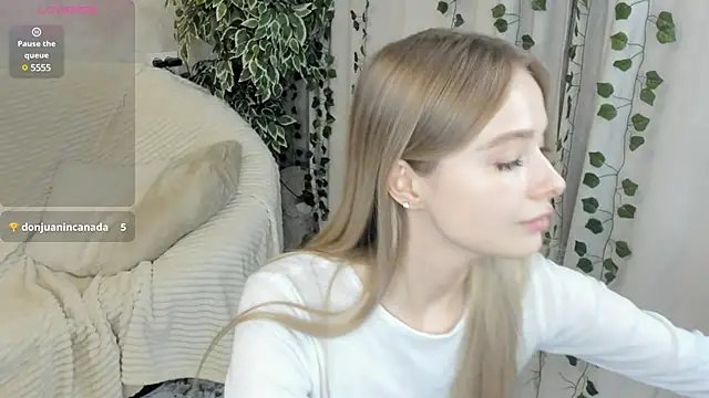 Snapshot of mell_milles chatting on 28, 12, 2024 mell milles online show from 28, 12, 2024