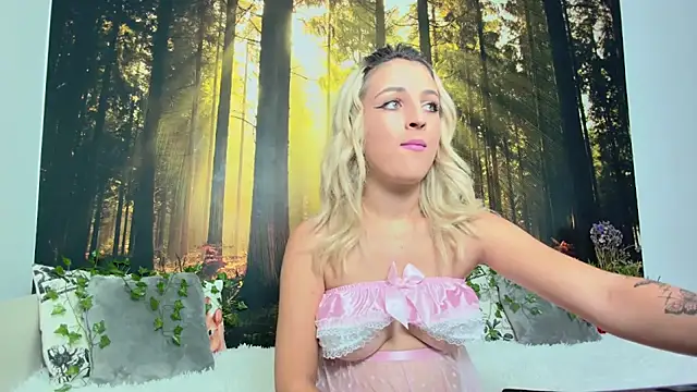 Snapshot of LittleAngelXO chatting on 7, 10, 2025 LittleAngelXO online show from 7, 10, 2025