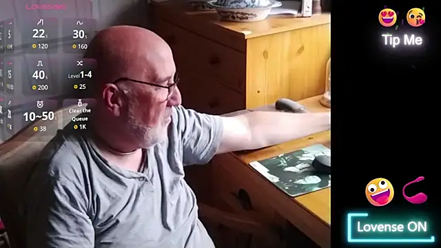 Snapshot of Adamdaddybear chatting on 10, 9, 2025 Adamdaddybear online show from 10, 9, 2025