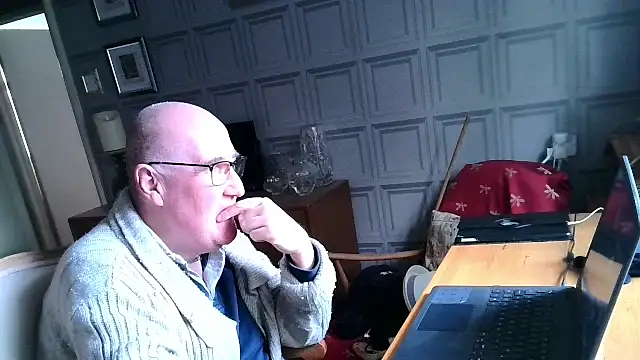 Snapshot of Adamdaddybear chatting on 6, 3, 2025 Adamdaddybear online show from 6, 3, 2025