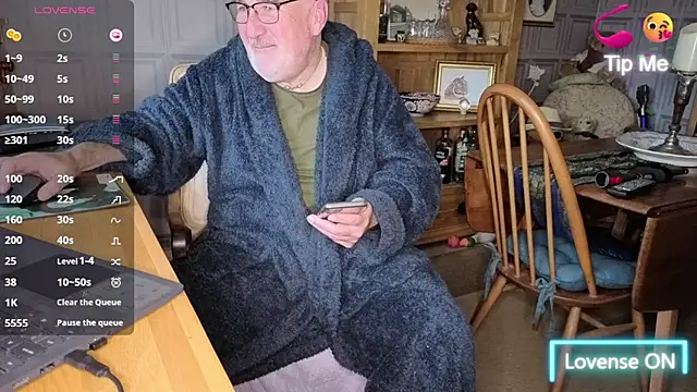 Snapshot of Adamdaddybear chatting on 20, 10, 2025 Adamdaddybear online show from 20, 10, 2025