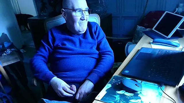 Snapshot of Adamdaddybear chatting on 12, 3, 2025 Adamdaddybear online show from 12, 3, 2025