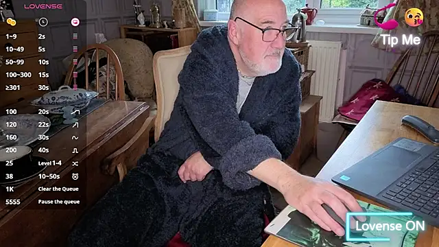 Snapshot of Adamdaddybear chatting on 30, 10, 2025 Adamdaddybear online show from 30, 10, 2025