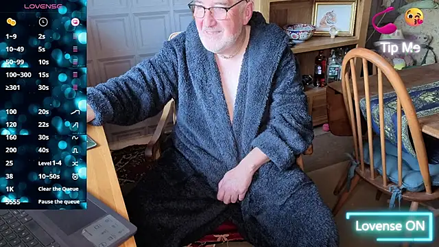 Snapshot of Adamdaddybear chatting on 9, 10, 2025 Adamdaddybear online show from 9, 10, 2025