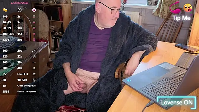 Snapshot of Adamdaddybear chatting on 5, 11, 2025 Adamdaddybear online show from 5, 11, 2025