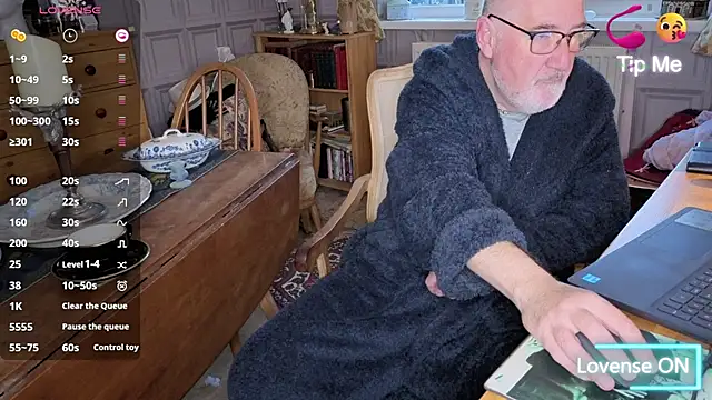 Snapshot of Adamdaddybear chatting on 29, 10, 2025 Adamdaddybear online show from 29, 10, 2025