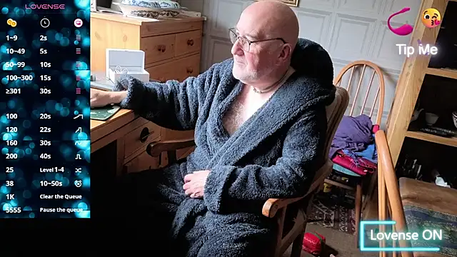 Snapshot of Adamdaddybear chatting on 8, 10, 2025 Adamdaddybear online show from 8, 10, 2025