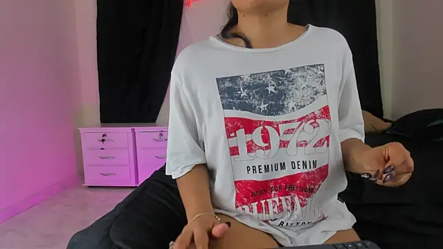 lindacastro02 online show from 8, 12, 2024