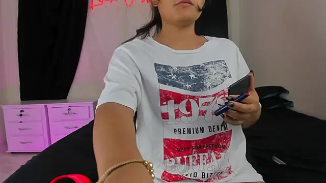 lindacastro02 online show from 8, 12, 2024