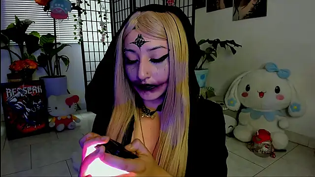 julyana  online show from 8, 11, 2025