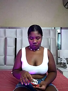 Snapshot of LaurennTyler chatting on 14, 2, 2025 LaurennTyler online show from 14, 2, 2025