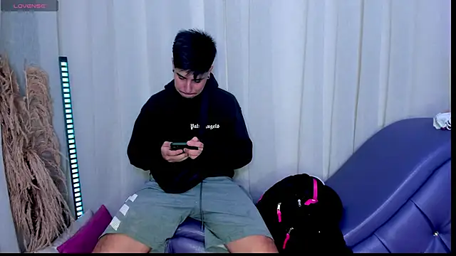 Yourslust  online show from 17, 11, 2025