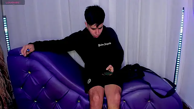 Yourslust  online show from 8, 11, 2025