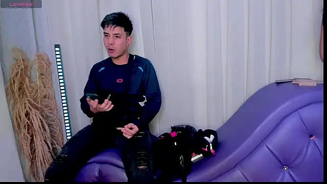 Yourslust  online show from 4, 12, 2025