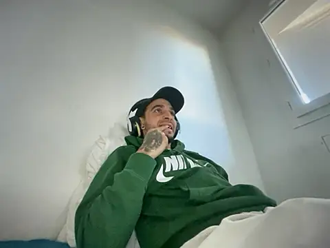 Snapshot of Rebeu313 chatting on 18, 11, 2025 Rebeu313 online show from 18, 11, 2025