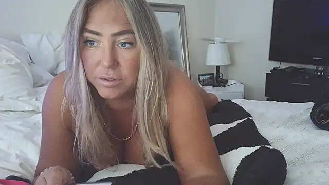 Snapshot of sunshinekisses chatting on 3, 10, 2025 sunshinekisses online show from 3, 10, 2025