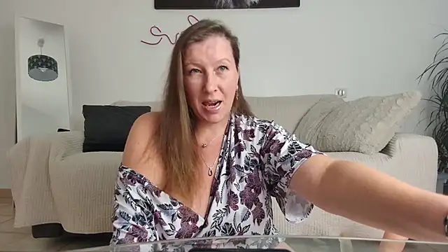 Snapshot of YOUR_ELENA chatting on 8, 10, 2025 YOUR ELENA online show from 8, 10, 2025