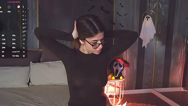 Sara Lewiis online show from 28, 10, 2025