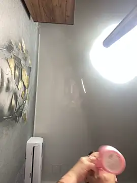 Lola Hale online show from 8, 4, 2026