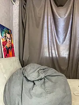 Lola Hale online show from 15, 4, 2026