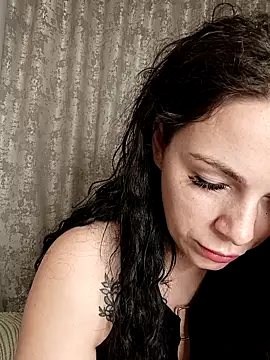 Lola Hale online show from 6, 11, 2025