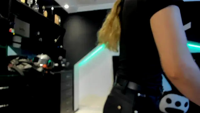 Coral Gibson online show from 25, 2, 2025