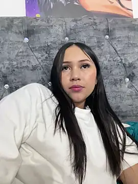 Snapshot of YuliiCamm chatting on 4, 1, 2025 YuliiCamm online show from 4, 1, 2025