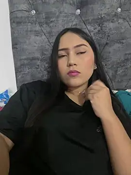 Snapshot of YuliiCamm chatting on 5, 3, 2025 YuliiCamm online show from 5, 3, 2025