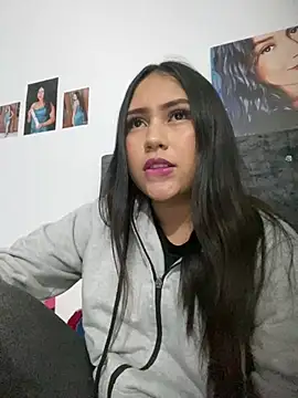 Snapshot of YuliiCamm chatting on 8, 1, 2025 YuliiCamm online show from 8, 1, 2025