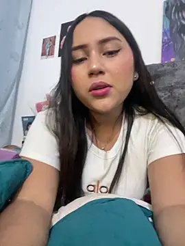 Snapshot of YuliiCamm chatting on 5, 2, 2025 YuliiCamm online show from 5, 2, 2025