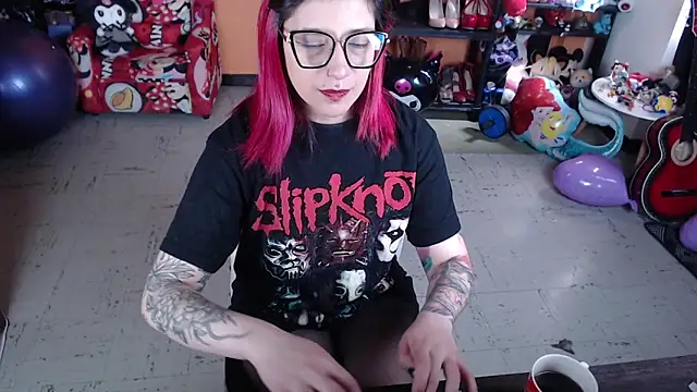 Snapshot of MissMiia2 chatting on 6, 10, 2025 MissMiia2 online show from 6, 10, 2025