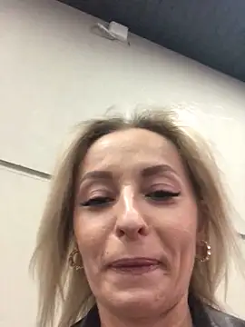 Diamond Bunny  online show from 25, 10, 2025