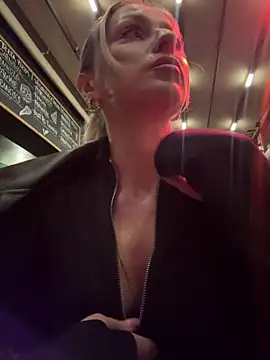 Diamond Bunny  online show from 2, 2, 2026