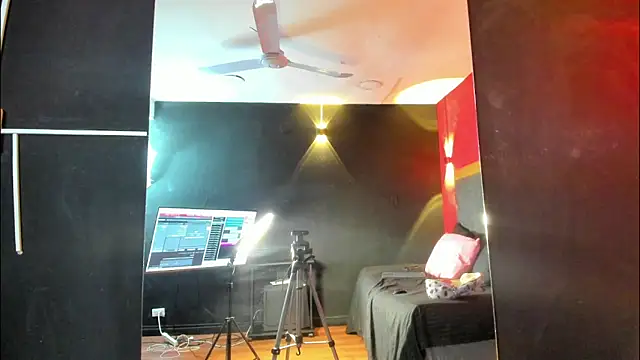 YayaHilton online show from 4, 4, 2026