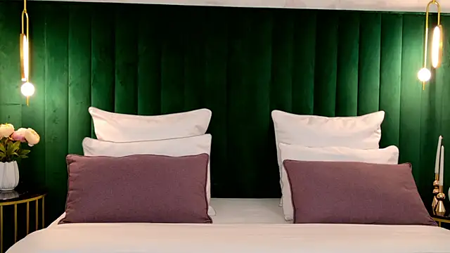 milaleoneli online show from 15, 4, 2026