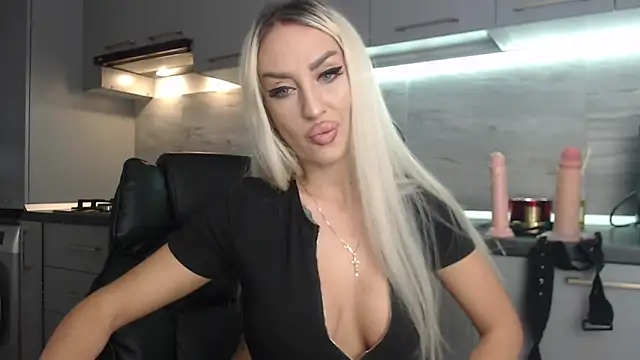 queenzoora online show from 10, 11, 2025