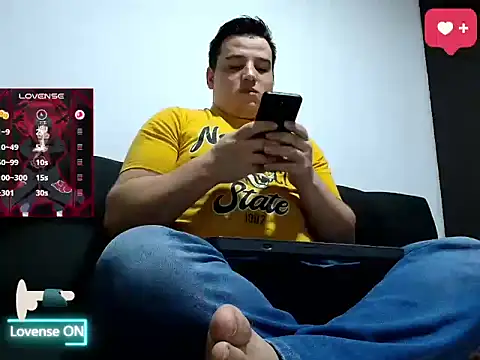 Snapshot of leoreem97 chatting on 9, 7, 2026 leoreem97 online show from 9, 7, 2026